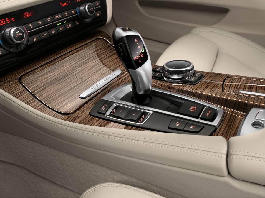 Детали интерьера BMW ActiveHybrid 5 2013 года  (WW) (фото 6 из 7)